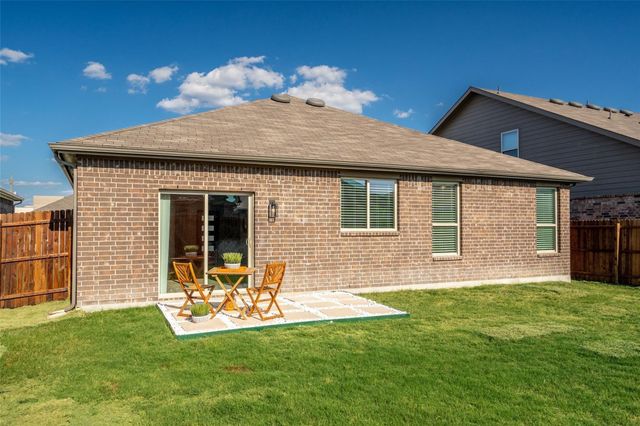 1110 Greywood Drive, Van Alstyne, TX 75495