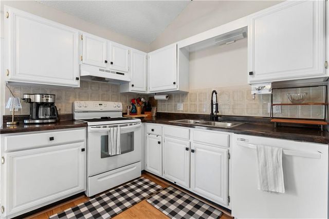 4027 Hedges Avenue, Kansas City, MO 64133