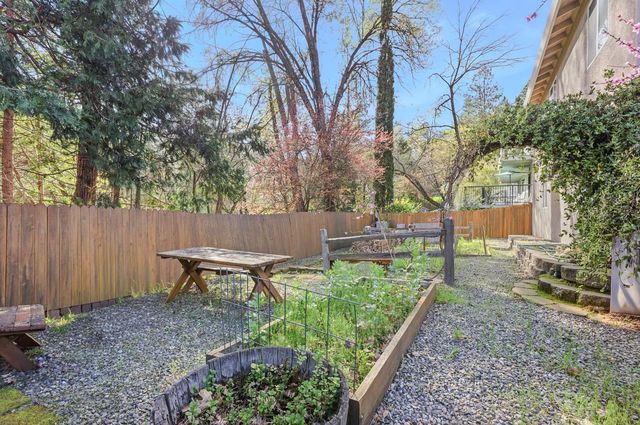 946 Bartlett Ave, Placerville, CA 95667