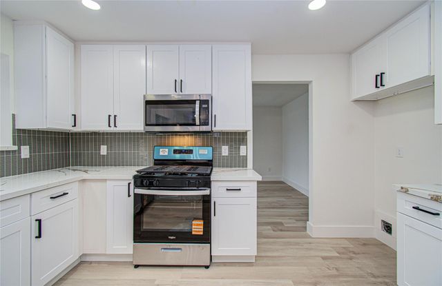 2211 S Mission Circle, Friendswood, TX 77546