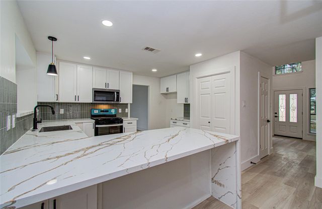 2211 S Mission Circle, Friendswood, TX 77546