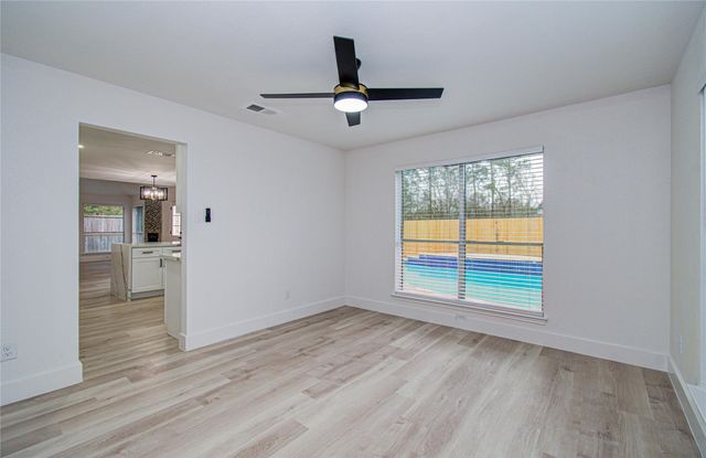 2211 S Mission Circle, Friendswood, TX 77546