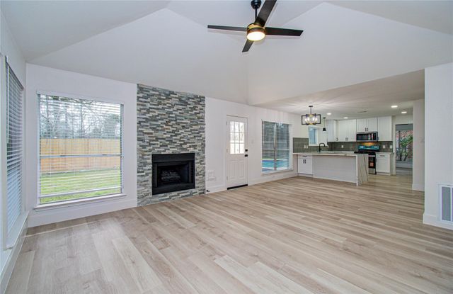 2211 S Mission Circle, Friendswood, TX 77546