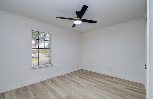 2211 S Mission Circle, Friendswood, TX 77546