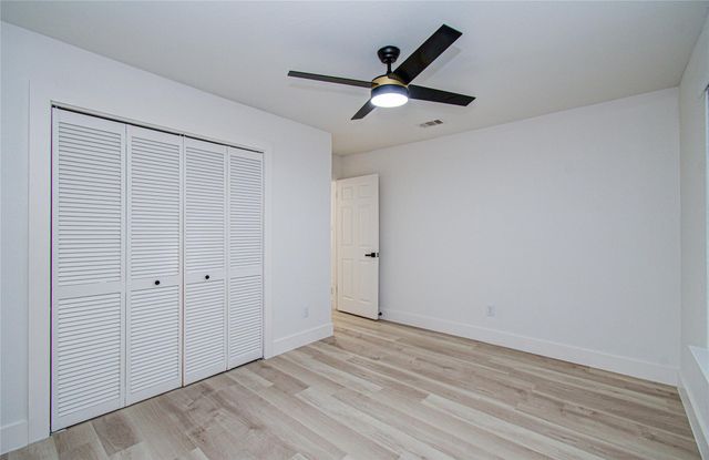 2211 S Mission Circle, Friendswood, TX 77546