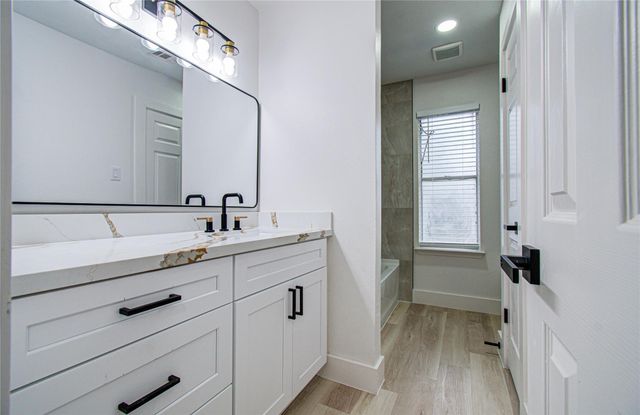 2211 S Mission Circle, Friendswood, TX 77546