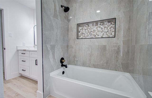 2211 S Mission Circle, Friendswood, TX 77546