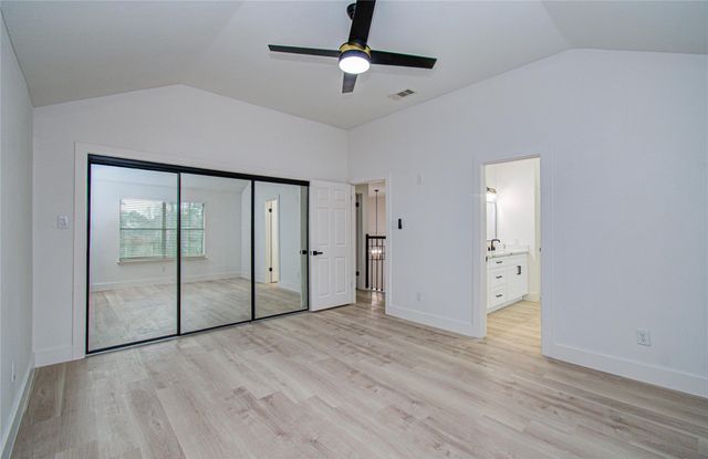 2211 S Mission Circle, Friendswood, TX 77546