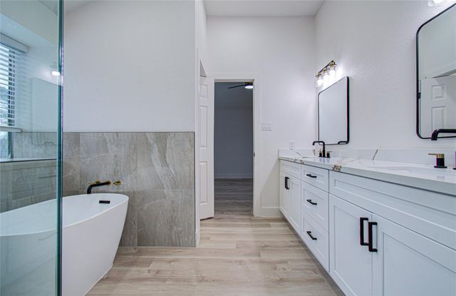 2211 S Mission Circle, Friendswood, TX 77546