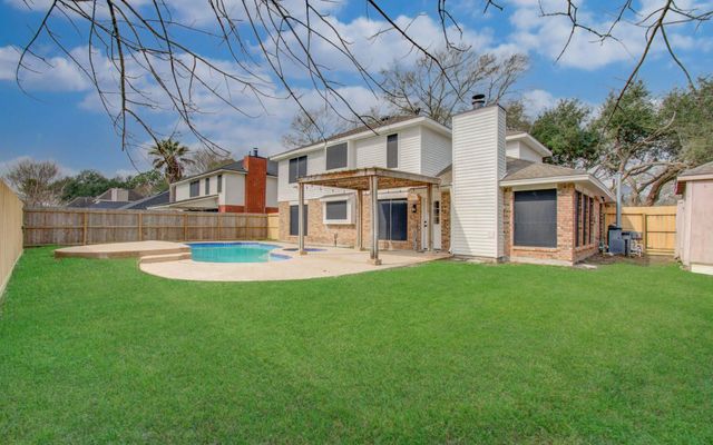 2211 S Mission Circle, Friendswood, TX 77546