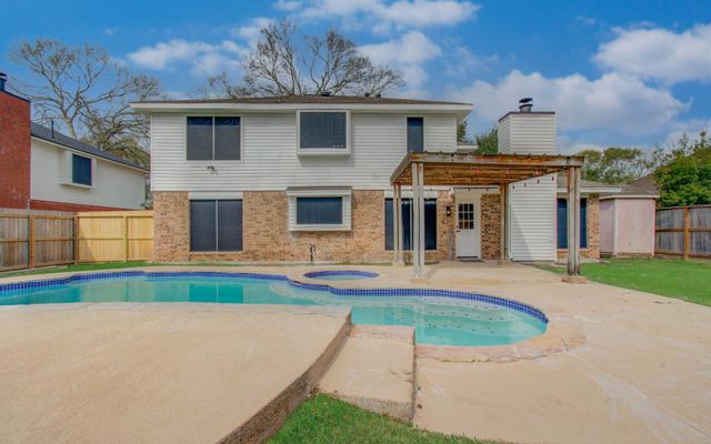 2211 S Mission Circle, Friendswood, TX 77546