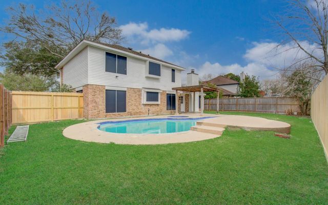 2211 S Mission Circle, Friendswood, TX 77546