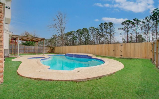 2211 S Mission Circle, Friendswood, TX 77546