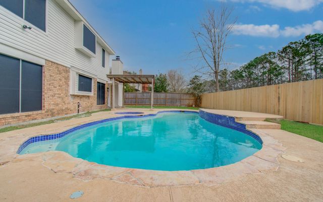 2211 S Mission Circle, Friendswood, TX 77546