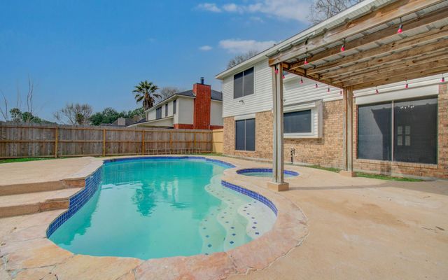 2211 S Mission Circle, Friendswood, TX 77546