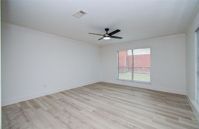 2211 S Mission Circle, Friendswood, TX 77546