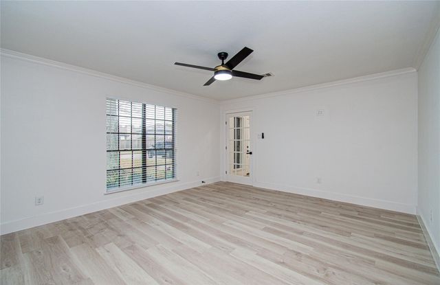 2211 S Mission Circle, Friendswood, TX 77546