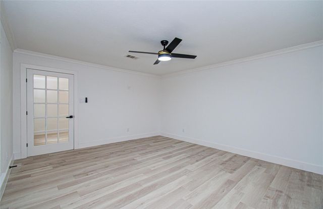 2211 S Mission Circle, Friendswood, TX 77546