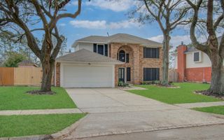 2211 S Mission Circle, Friendswood, TX 77546