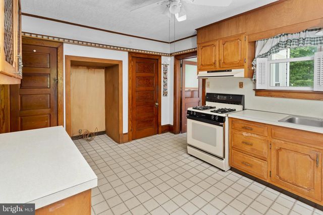 16 HOLLOWAY LN, Bordentown, NJ 08505