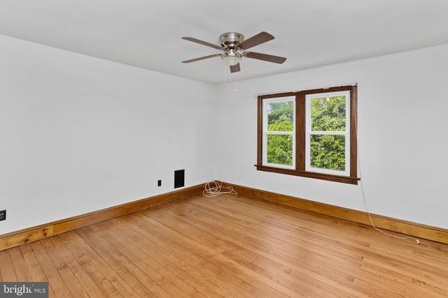 16 HOLLOWAY LN, Bordentown, NJ 08505