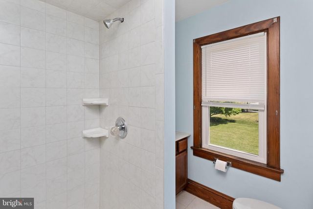 16 HOLLOWAY LN, Bordentown, NJ 08505