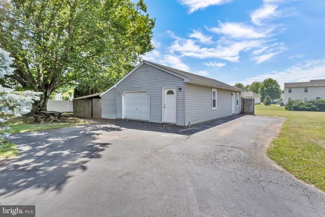 16 HOLLOWAY LN, Bordentown, NJ 08505