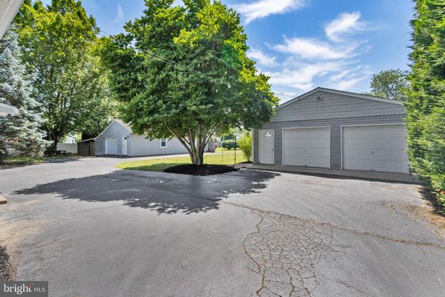 16 HOLLOWAY LN, Bordentown, NJ 08505