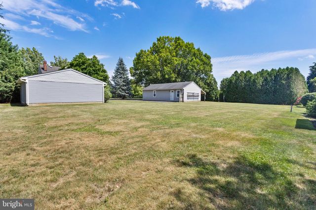 16 HOLLOWAY LN, Bordentown, NJ 08505
