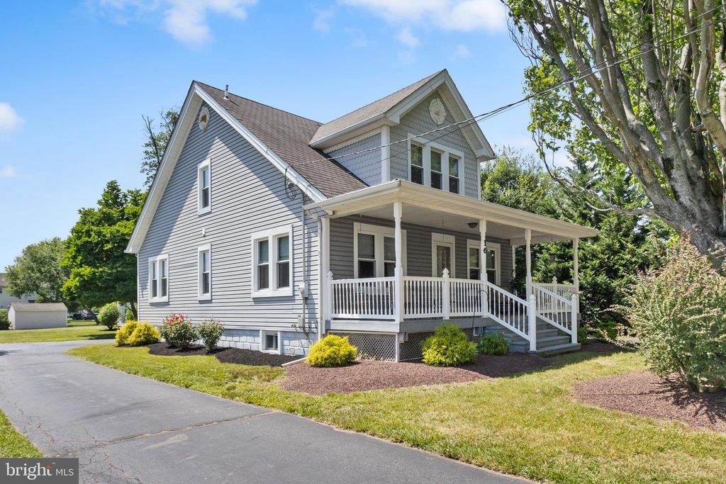 16 HOLLOWAY LN, Bordentown, NJ 08505