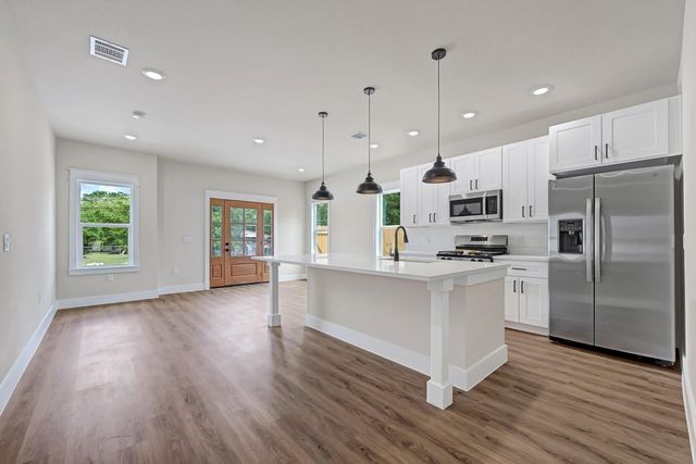 206 S 4th St Street, Conroe, TX 77301