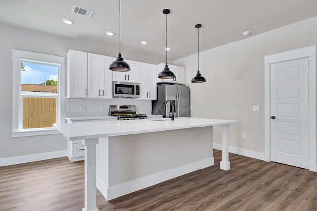206 S 4th St Street, Conroe, TX 77301
