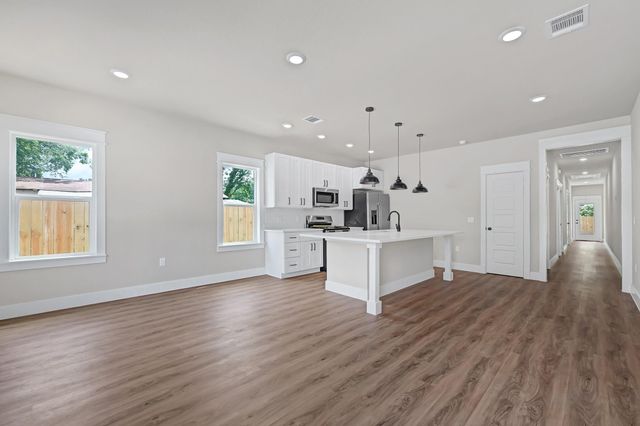 206 S 4th St Street, Conroe, TX 77301