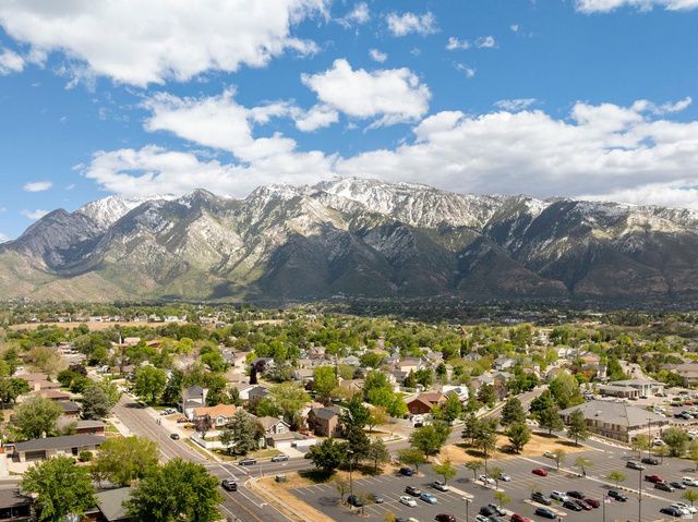 10032 S BLOSSOM DR, Sandy, UT 84092
