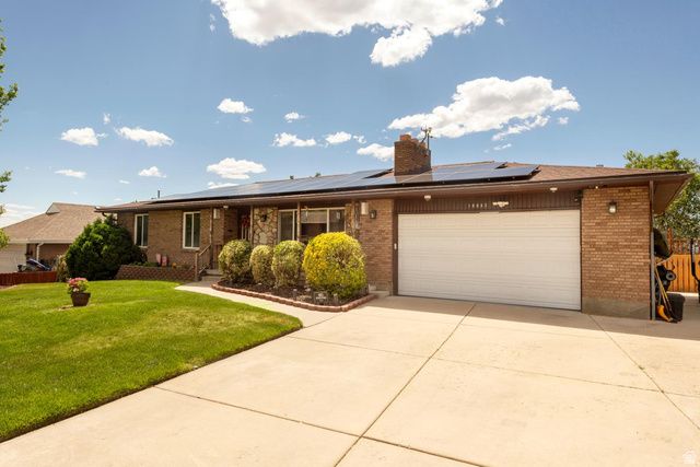 10032 S BLOSSOM DR, Sandy, UT 84092