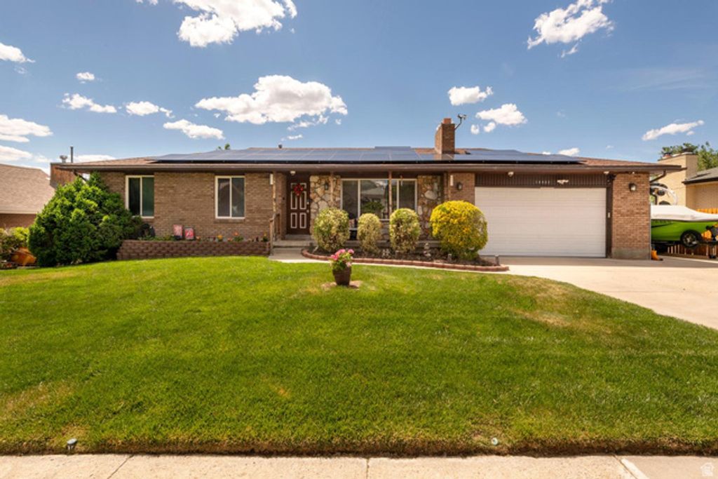 10032 S BLOSSOM DR, Sandy, UT 84092