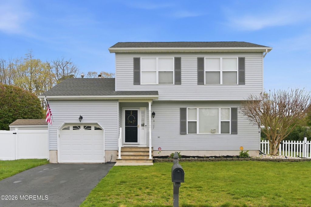 32 Bronia Street, Howell, NJ 07731