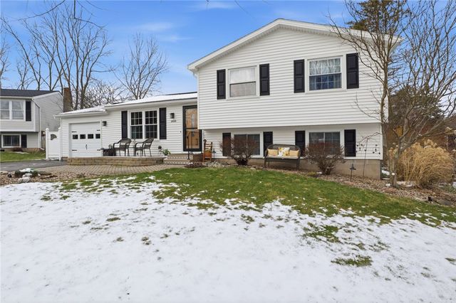 1555 Winterberry Court, Walworth, NY 14568