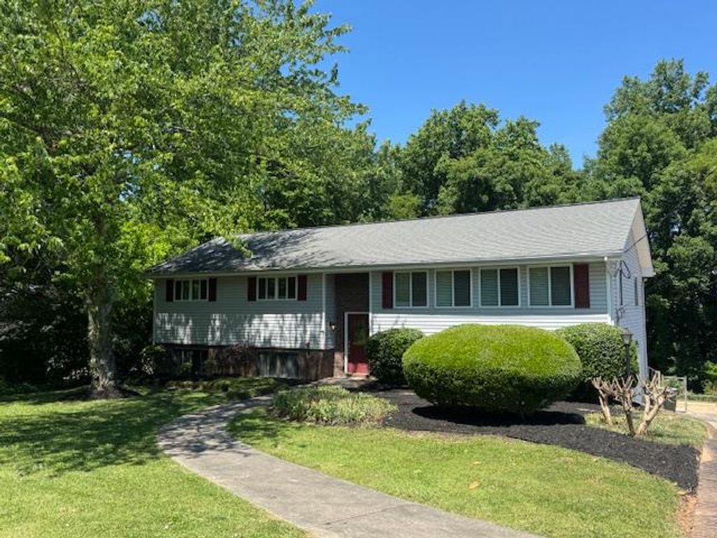 1919 W Brookhaven Circle, Dalton, GA 30721
