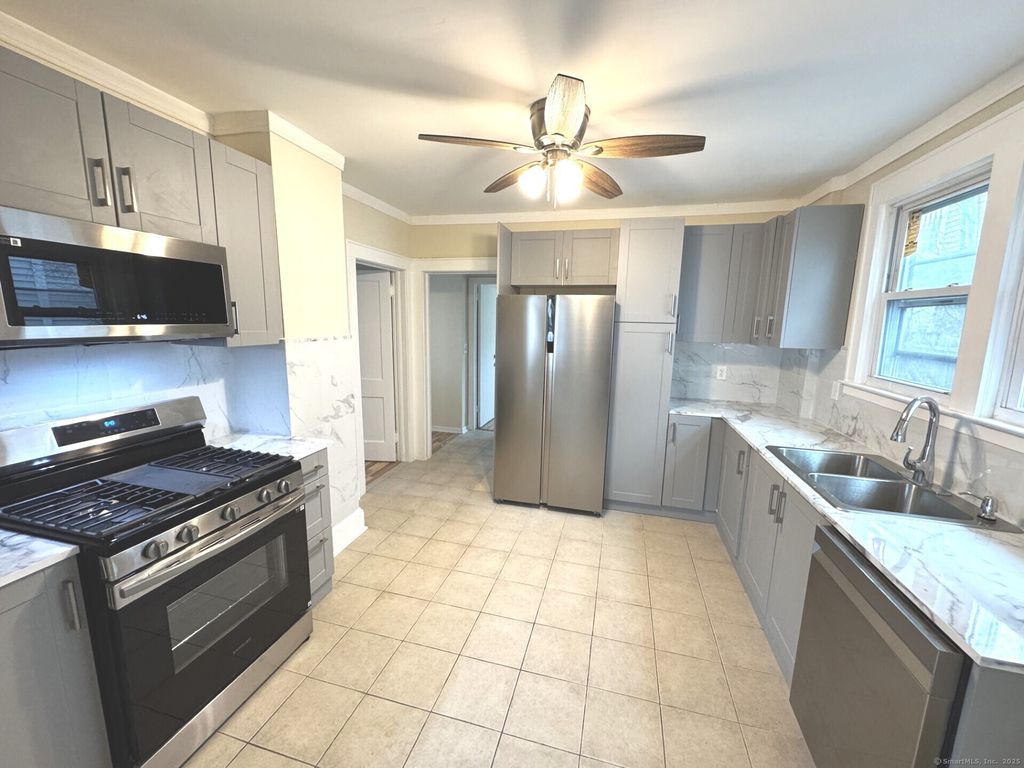 18 Richmond Place, Stamford, CT 06902