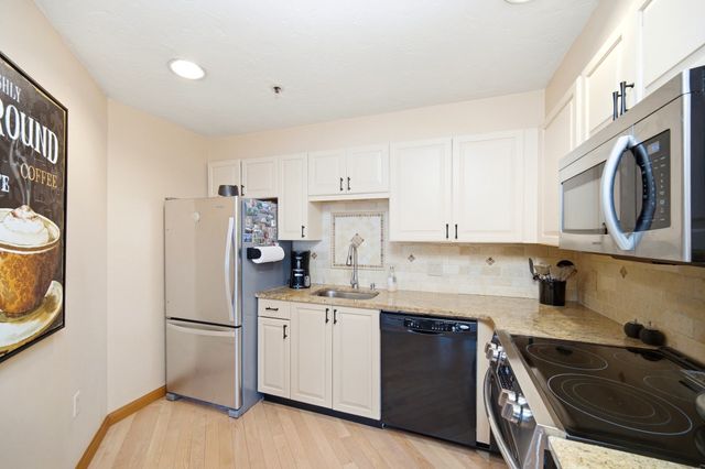 2001 Marina Dr 312, Quincy, MA 02171