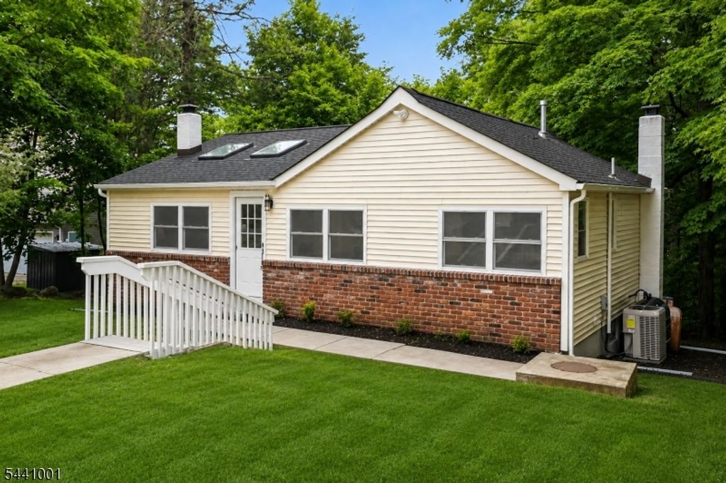 30 Belford Dr, West Milford Twp., NJ 07421 — exterior