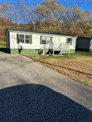 408 Harbour Lane, Hurricane, WV 25526