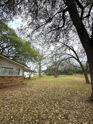 127 N Mechanic Street, Bellville, TX 77418