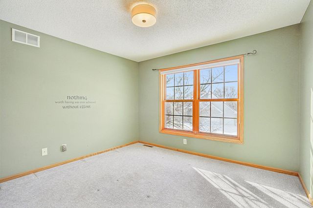 16176 Hawthorn Path, Lakeville, MN 55044