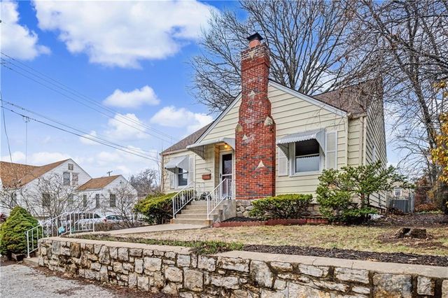 2208 W 48 Street, Westwood, KS 66205