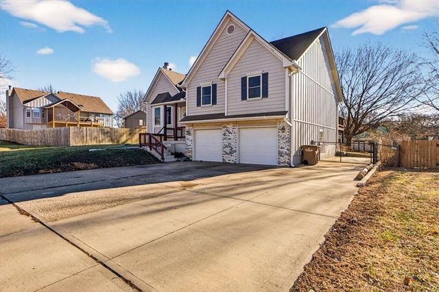 205 W Laredo Trail, Raymore, MO 64083