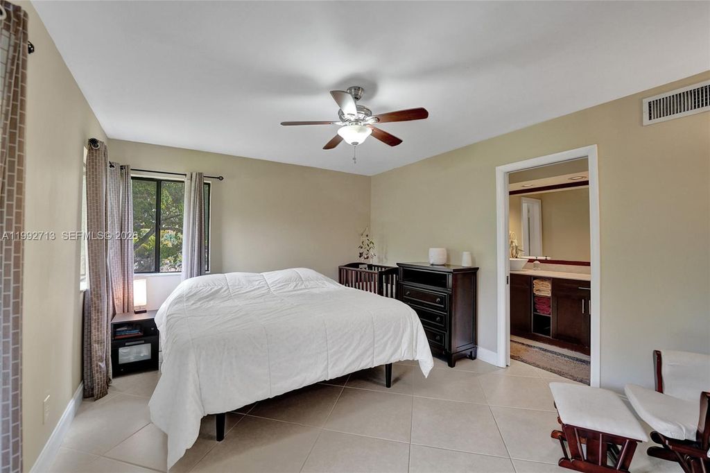 Image 15 of property listing at 8119 NW 17th Mnr 8119, Plantation, FL 33322
