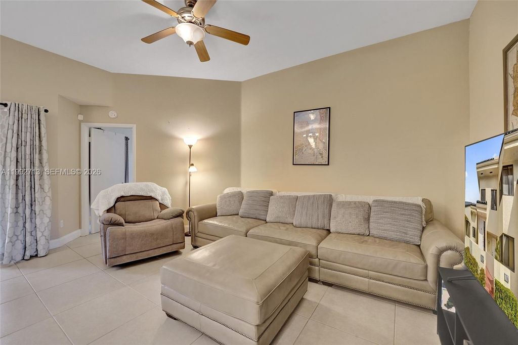 Image 2 of property listing at 8119 NW 17th Mnr 8119, Plantation, FL 33322