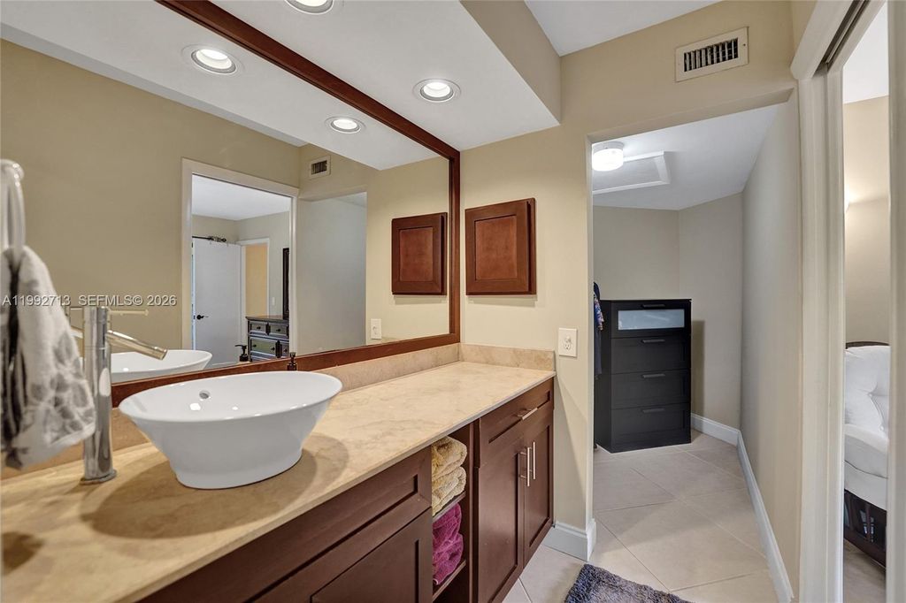 Image 21 of property listing at 8119 NW 17th Mnr 8119, Plantation, FL 33322